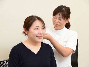 シュプリーム/耳つぼ施術風景