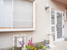 ローズ(ROSE)/白い玄関です