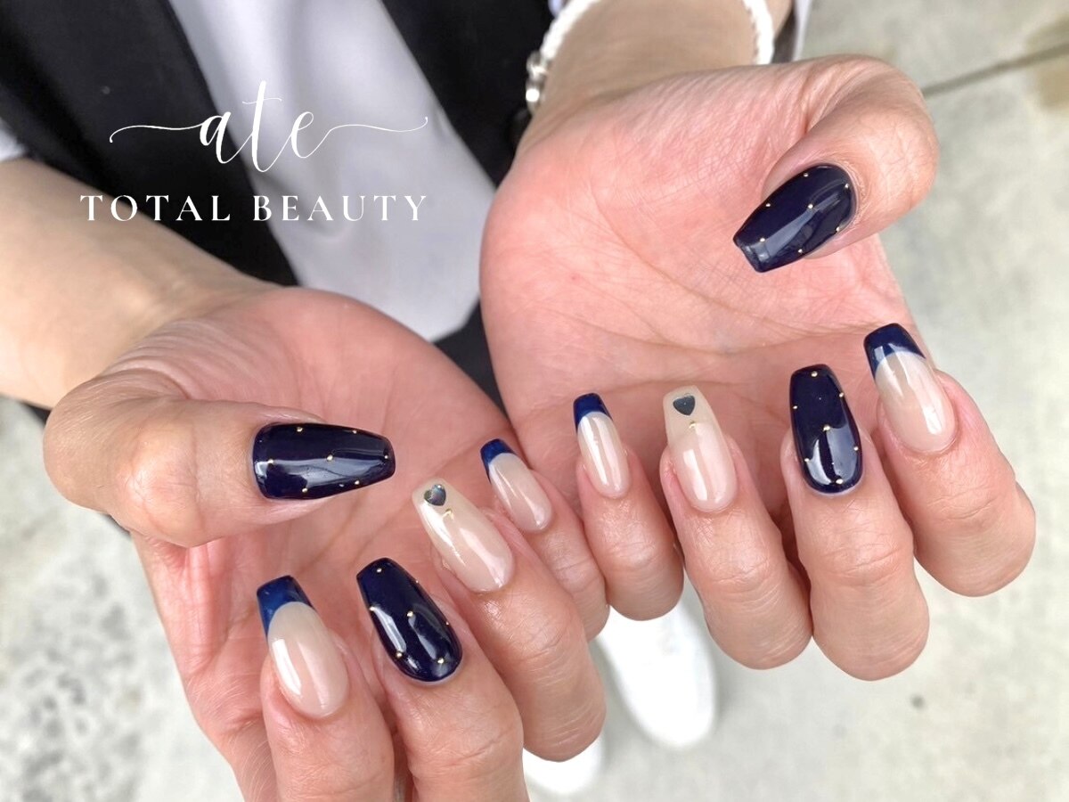 2025年秋トレンド】ネイビー フレンチのネイルデザイン集｜人気