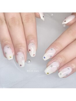リッシュ トロワ(RICHE trois)/ホワイトストーンネイル