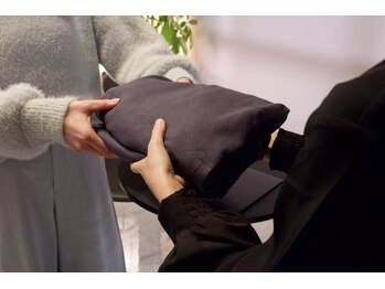 首の休日/2.サロン専用お着替えのお渡し