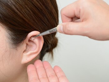 シュプリーム/耳つぼ施術風景