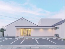 ラヴィアイリス 甲府東店(Lavie Eyeris)の雰囲気（白を基調とした建物と看板を目印にお越しください♪）