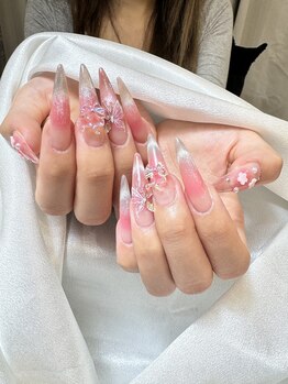 春のきらめく蝶々ネイル