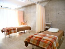 おぐの和の雰囲気（カーテンで仕切る空間。2人同時施術可能です。）