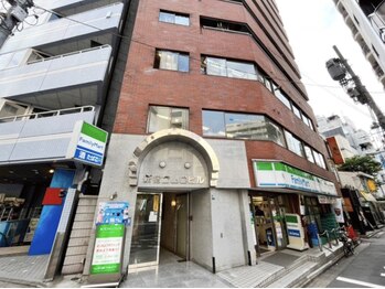 ストロベリージャム 新宿東南口(Strawberry Jam)/下にはコンビニエンスストア