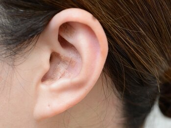 シュプリーム/耳つぼ施術風景