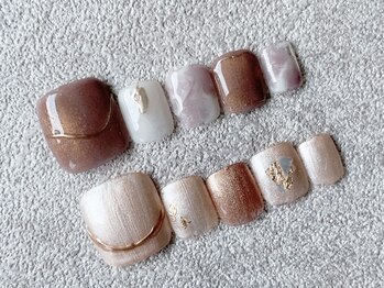 アバネイル アクア 千種店(AVANAIL AQUA)の写真/フットネイルで季節を楽しむ♪サンダルから覗く華やかなネイルで気分UP♪幅広いデザインのサンプル多数！