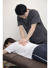 名古屋栄で肩こりと腰痛にリンパマッサージと骨盤矯正で姿勢改善する女性用整体院&nbsp;整体師 木本