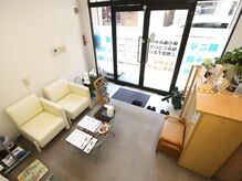 溝の口 カイロプラクティック院の雰囲気（明るい受付・待合室）