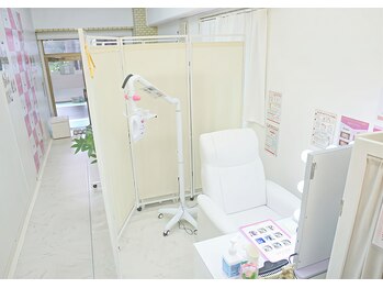 エクシアホワイトニング 五反田店の写真/初回体験で安心してスタート!!リラックスできる半個室ブースだから、自分空間でホワイトニング★