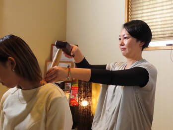 リアンエム(Rian.M)/木槌療法施術の一コマ