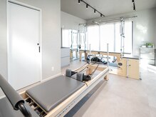 フィッティ(fitty)の雰囲気（ガラス張りで開放的な心地の良い空間です。）