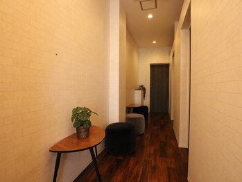 ヒーリングファクトリー ありのみ整骨院 岸和田院(HEALING FACTORY)/ブラウン基調の落ち着きある空間