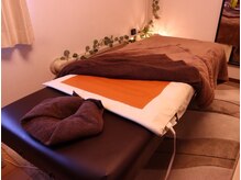 天然鉱石を練りこんだ岩盤浴マットの上で施術冷えの改善に！