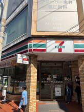 ブランノア 高槻店(bran NOR)/４、セブンイレブン横の本通りへ