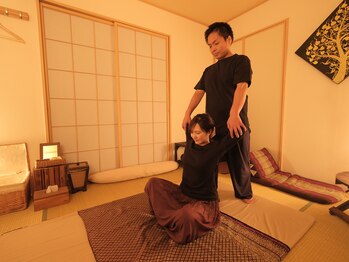 タイ古式緩体くつろぎ/上半身を脇から伸ばすストレッチ