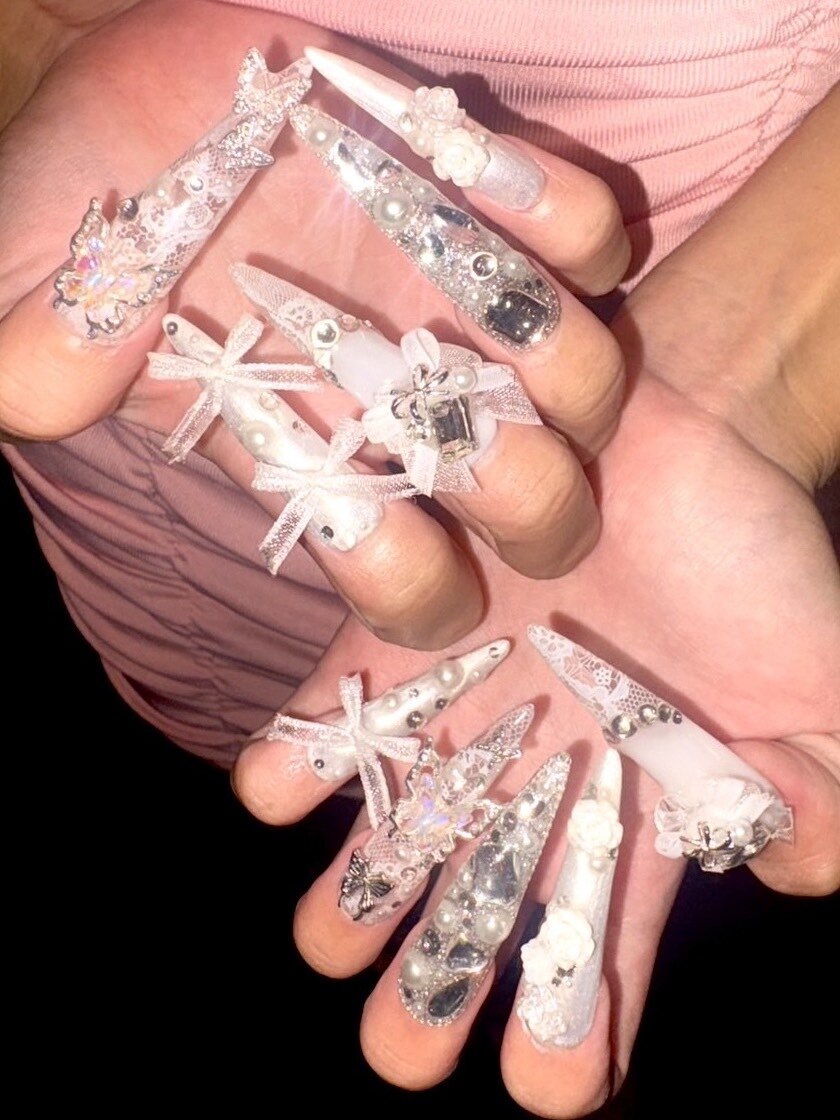 ロングネイル ホワイト ブラック 花 ホワイトネイル #白ネイル #ギャルネイル #ロングネイル #キラキラ