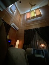 130°の癒し 燕店/天井が高く解放的な空間