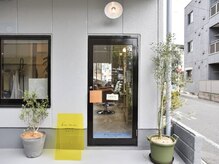 美容室の2階にあります