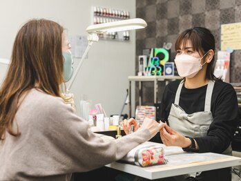 オレンジスティックの写真/丁寧なケアとフォルムへのこだわりで、美しい指先へ♪たくさんのカラーとサンプルをご用意★初めての方も◎