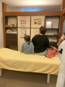 子育てママの整体サロン/施術中のお子様の様子