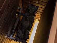 こだわりのサウナストーン。お好みの香りでセルフロウリュ