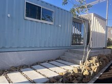 新潟には珍しいコンテナハウスのサロンです。