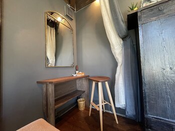 ヒーリング アンド 整体スペース 木花咲耶/漆喰の壁と麻のカーテン更衣室