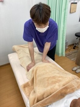 いとう接骨院/太ももをほぐしています！