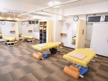 大川カイロプラクティックセンター ひらつかスターモール整体院の雰囲気（明るい清潔感のある施術ブースはそれぞれカーテンで仕切られます）