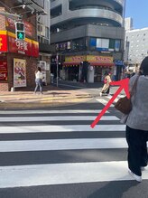 渡ったら公園がある方向に進む。