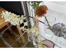 アオク(a o k .)の雰囲気(店内は木とお花で癒され空間に。)