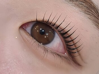 トップブロウ 学芸大学(TOP BROWS)の写真/まつ毛１本１本染めて色を黒く濃くハッキリさせる◎ティントをつけたような、ぱっちりとした目元に☆