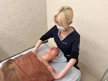 ビューティースタジオ ハンミ 福岡大名店(Beauty studio 韓美)の写真/韓国式コルギで、フェイスラインだけでなく首や肩、デコルテ周りのリンパを流し首・肩のつらさを根本ケア◎