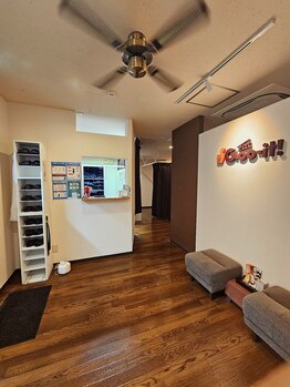 グイット 八王子アイロード店(Goo-it!)/受付も広く