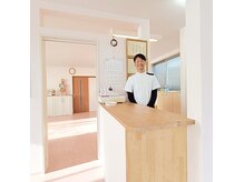 きたやま整骨院の雰囲気（扉を開けたら受付になります！明るく元気にご対応いたします◎）