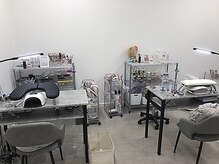 モノトーン基調の海外風オープンスペース店内でお楽しみください