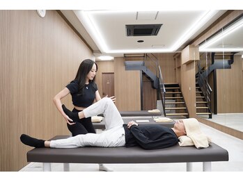 ストレッチトレーニング(STRETCH+TRAINING)/股関節回りの施術