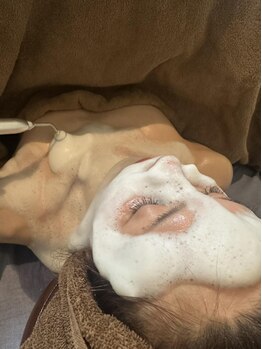 ピーアップ アヤ(P-UP AYA)の写真/ふわふわ泡×IPL+RF光&同時サウナで滝汗美肌◎肌の透明感とハリが目覚める新感覚エステで肌質改善!