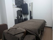 すずき整体院 新小岩店の雰囲気（身体に負担をかけない広めの施術ベッドでリラックス出来る空間）