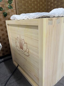 輝 らいと/使用する椅子は檜の組子椅子