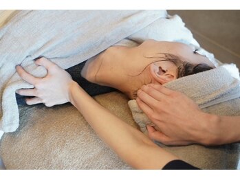 ソナ 大和西大寺院(SONA)の写真/看護師による頭皮・デコルテ・背中の巡マッサージ★綺麗×癒しを同時に叶える、唯一無二の医療提携施術