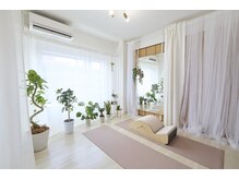 ITOHA YOGA SALON 【ヨガ/ピラティス/ヘッドスパ/アロマ/よもぎ蒸し】の雰囲気(ヨガ/ピラティス レッスンエリア)