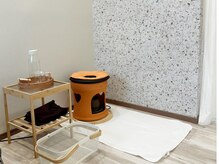 マヴィ(mavie)の雰囲気（癒しのよもぎ蒸しルーム。黄土椅子、黄土壺使用）
