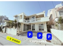 アズール(AZUL)の雰囲気（お客様駐車場は目の前に完備。雨の日もアクセスがスムーズです◎）