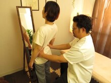 こりとっ手/鏡を使って姿勢のチェックも