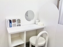 ベルティークアイ(Beltheque Eyes)の雰囲気（オシャレなドレッサー★多数アメニティやヘアアイロン完備）