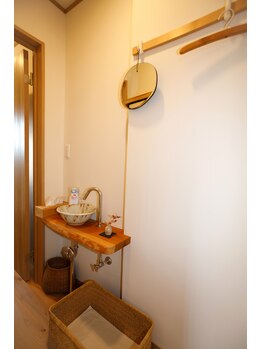 水戸 泉声整体院/お手洗いとお着替えスペース