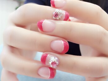 ネイル サロンティーラ(Tilla)/フレンチ＋Vカットストーン